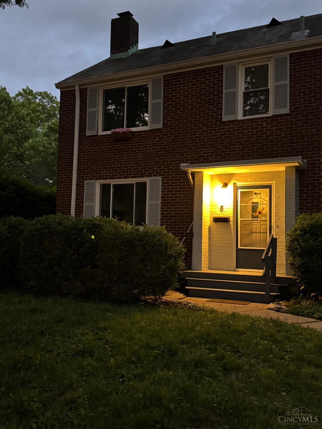 Property Photo: 8 Belknap Place OH 45218