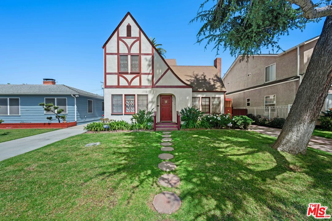 Property Photo: 434 N Osage Ave CA 90301
