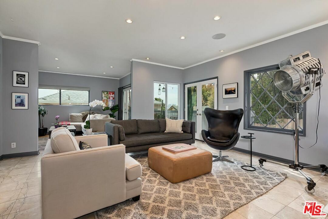 Property Photo: 1133 N Clark St CA 90069