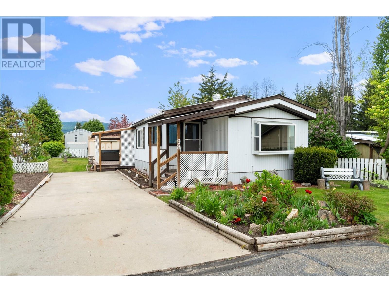 Photo de la propriété: 1361 30 Street Southeast 98 BC V1E 2N4