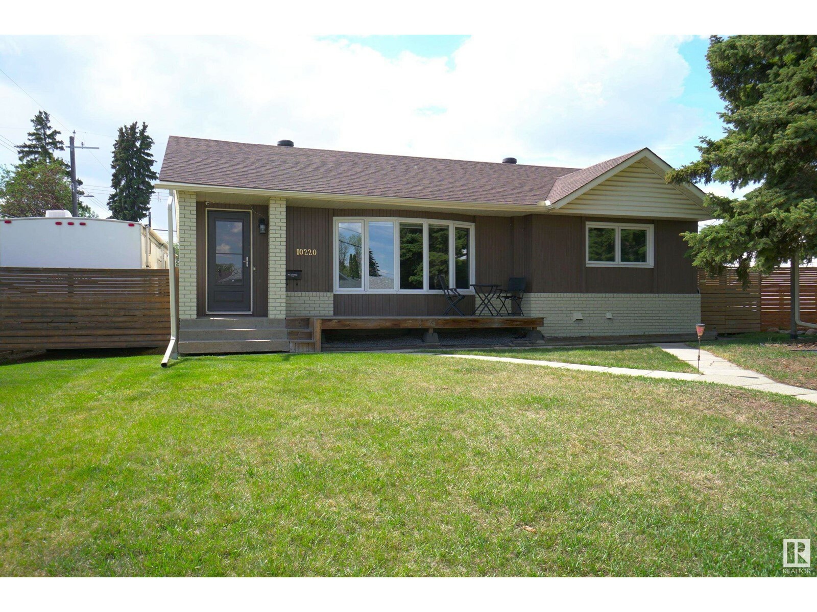 Photo de la propriété: 10220 62 St NW NW AB T6A 2L8