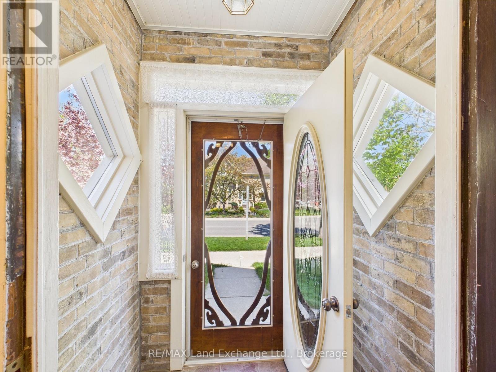 Property Photo:  813 Princes Street North  ON N2Z 1Z2 