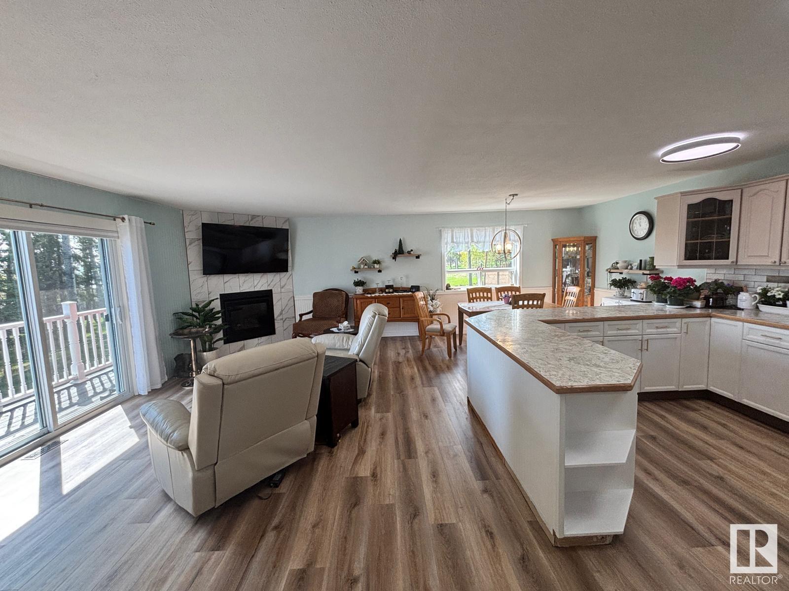 Property Photo: 118 2 Street AB T0C 0A0