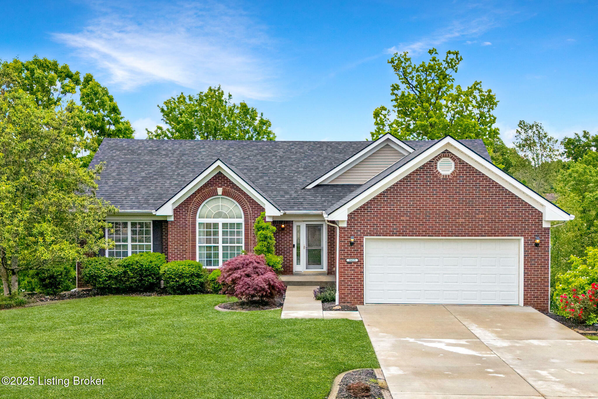 Property Photo: 1613 E Crystal Dr KY 40031