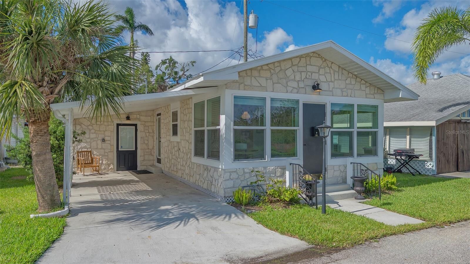 Property Photo: 13 Oak Street FL 34208