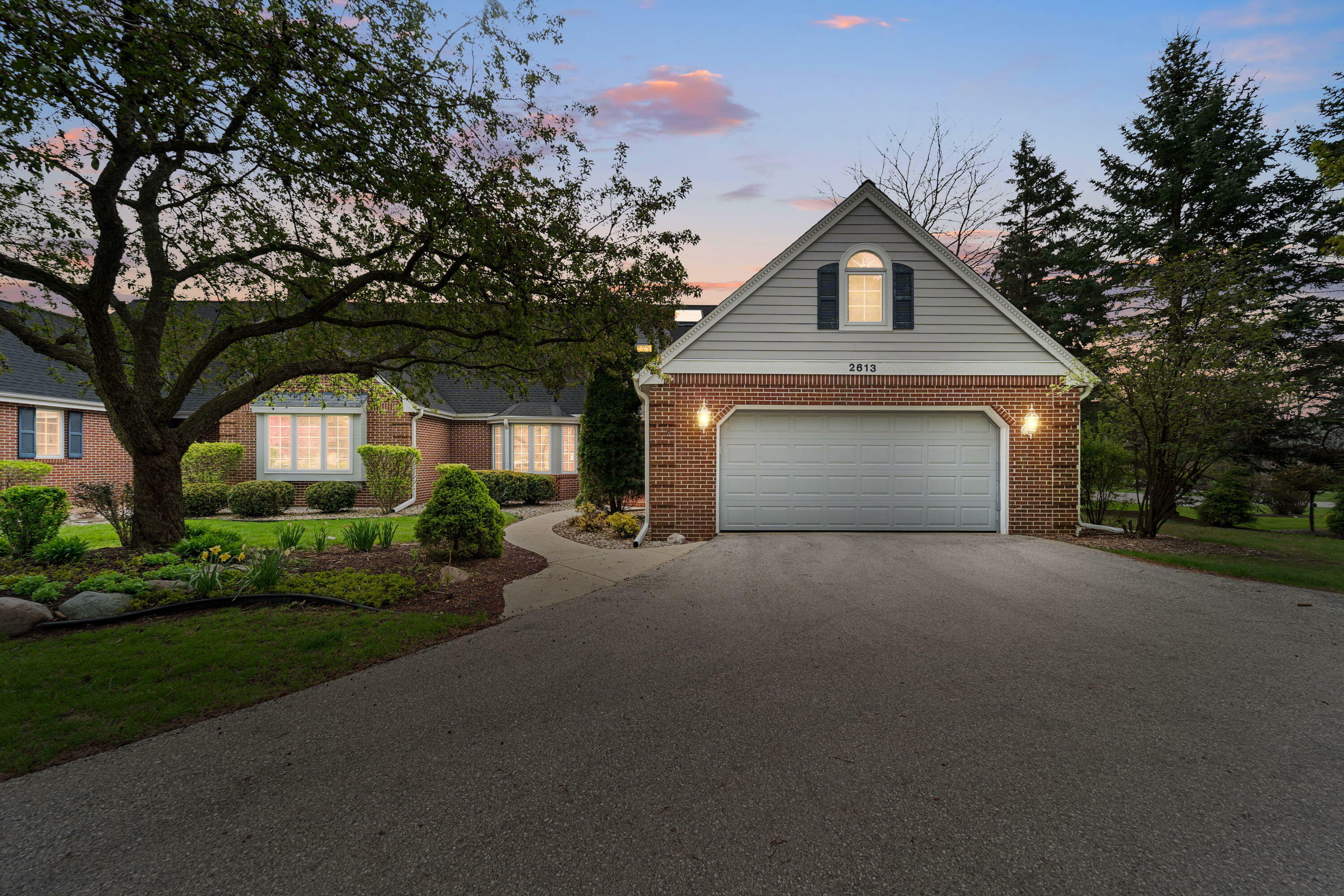 Property Photo: 2613 W Lake Vista Ct WI 53092