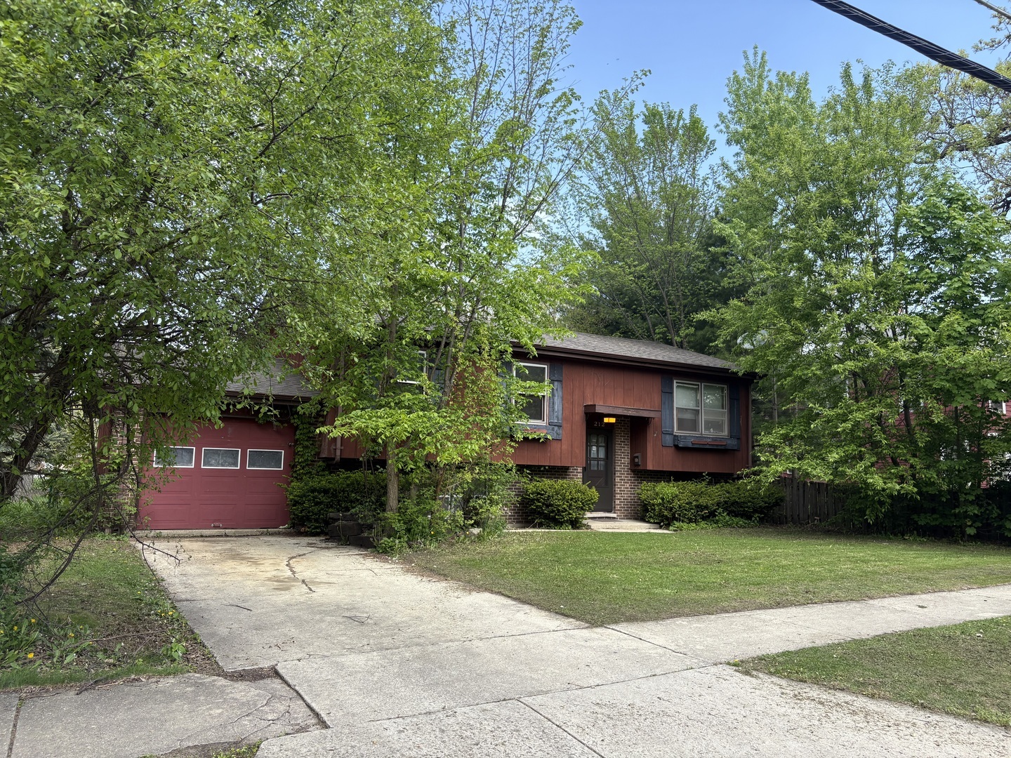 Property Photo: 212 N Oakwood Avenue IL 60185