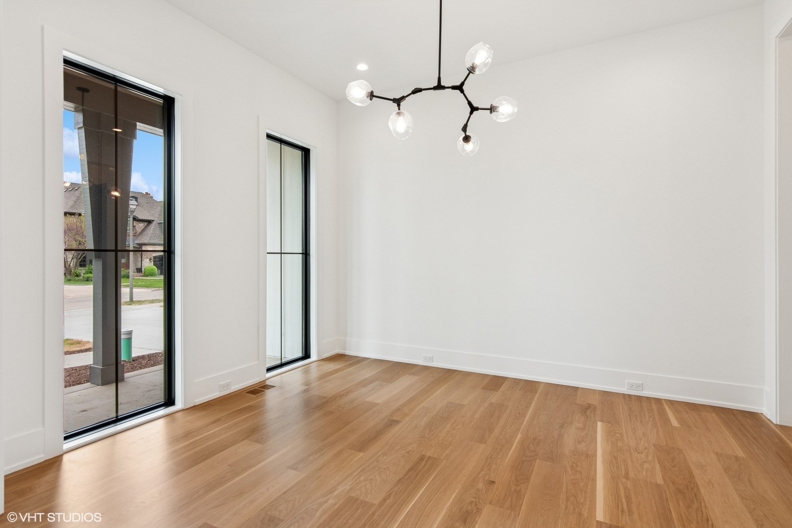 Property Photo: 613 S Chatham Avenue IL 60126
