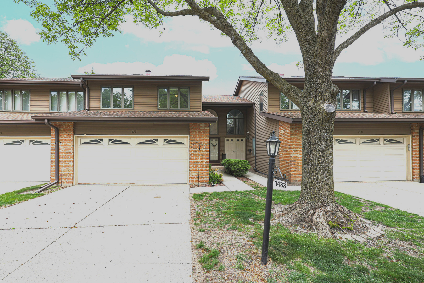 Property Photo: 1433 Picadilly Court IL 60056