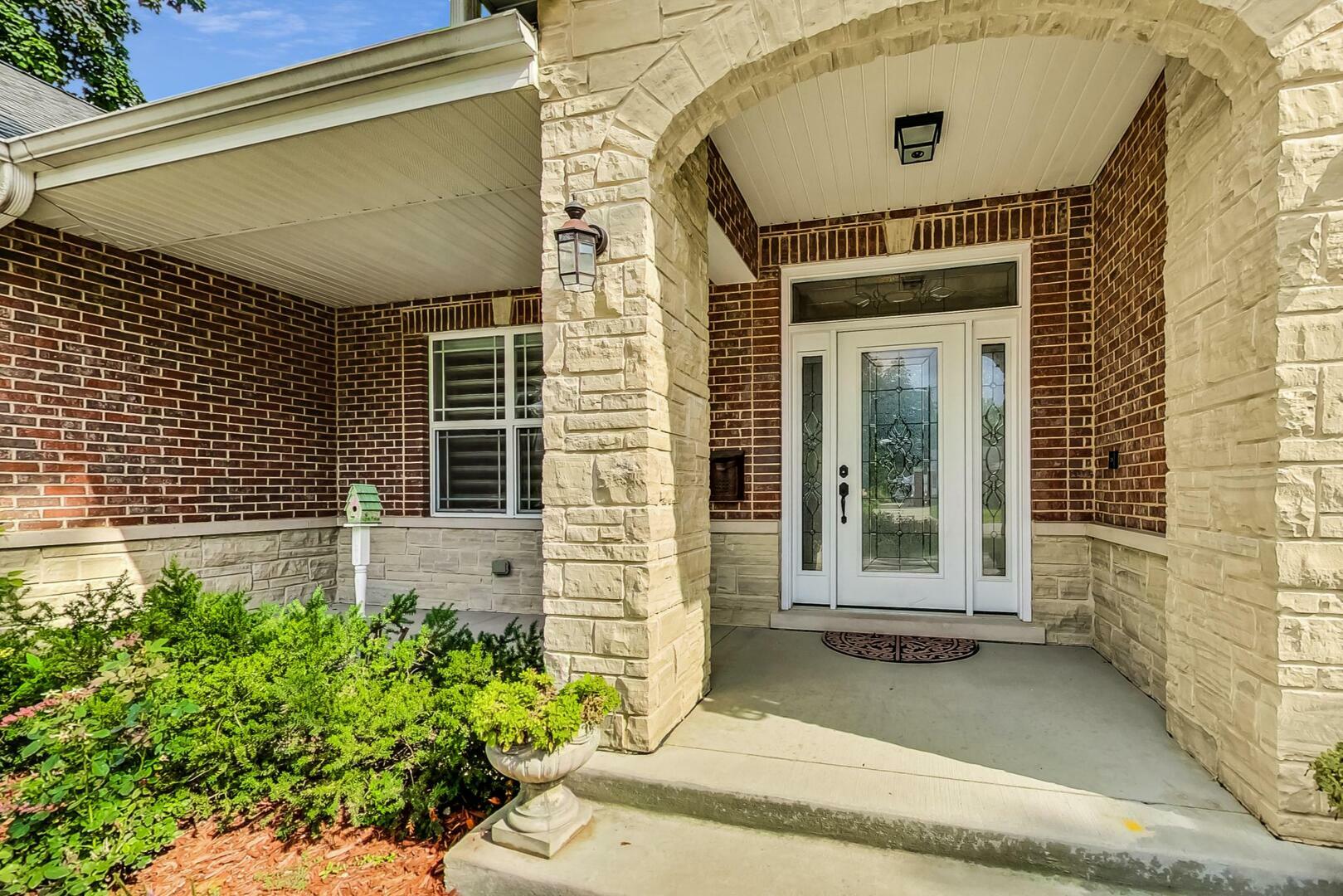 Property Photo: 1106 W Wing Street IL 60005