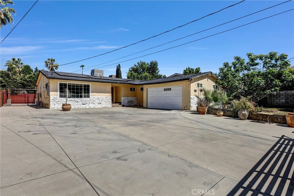 Property Photo: 8544 Saloma Avenue CA 91402