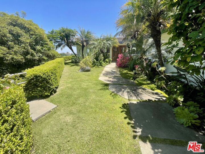 Property Photo:  1000 Stradella Road  CA 90077 