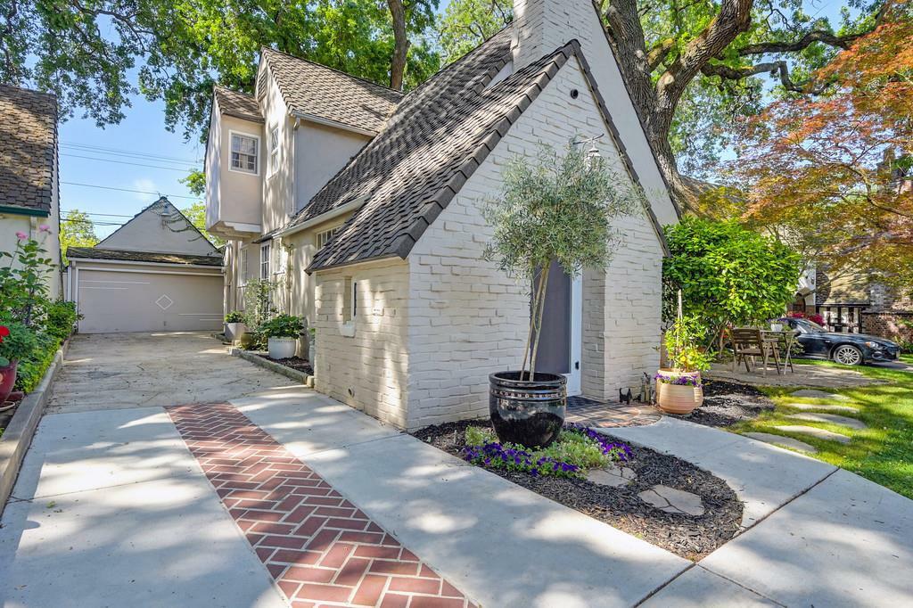 Property Photo: 2160 Markham Way CA 95818