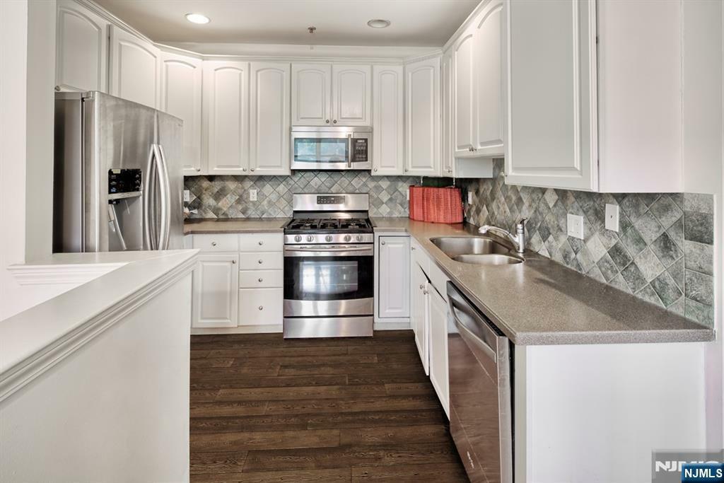 Property Photo:  403 Kingston Court  NJ 07093 