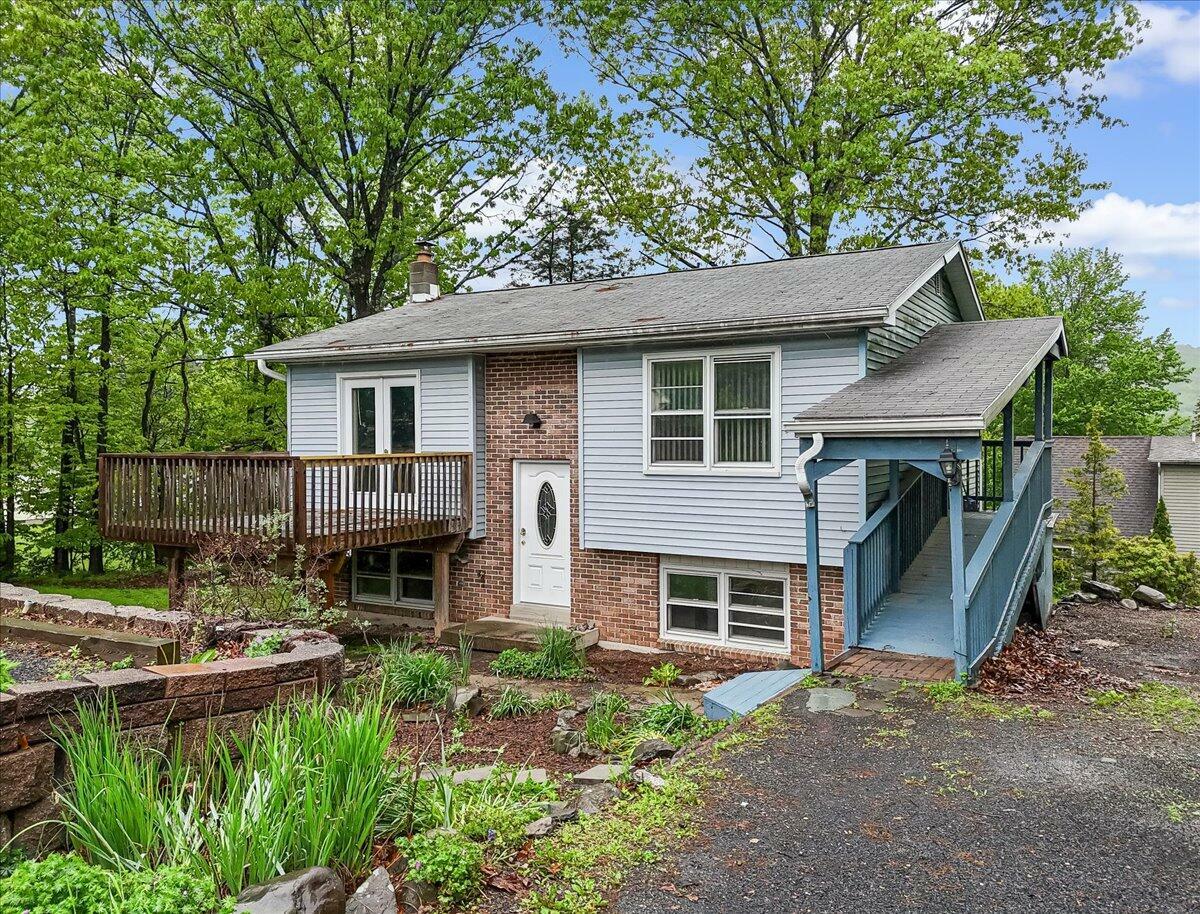 Property Photo: 146 Azalea Drive PA 18301