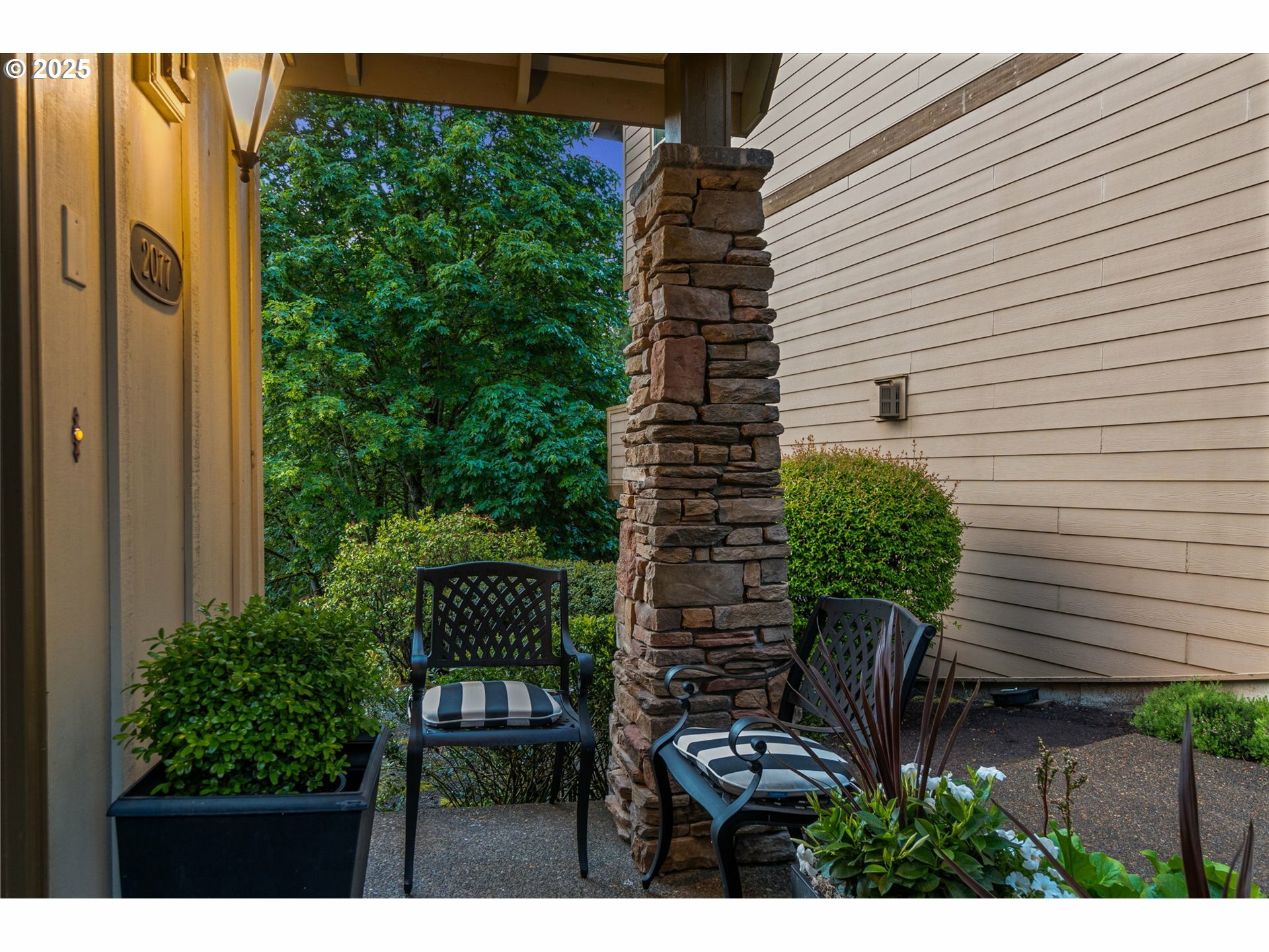 Property Photo: 2077 NW Village Cir OR 97229