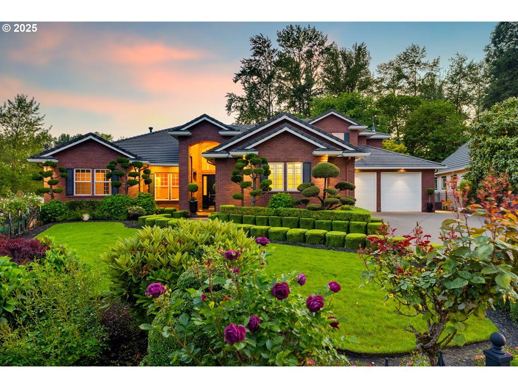 Property Photo: 613 Shoreline Way OR 97401