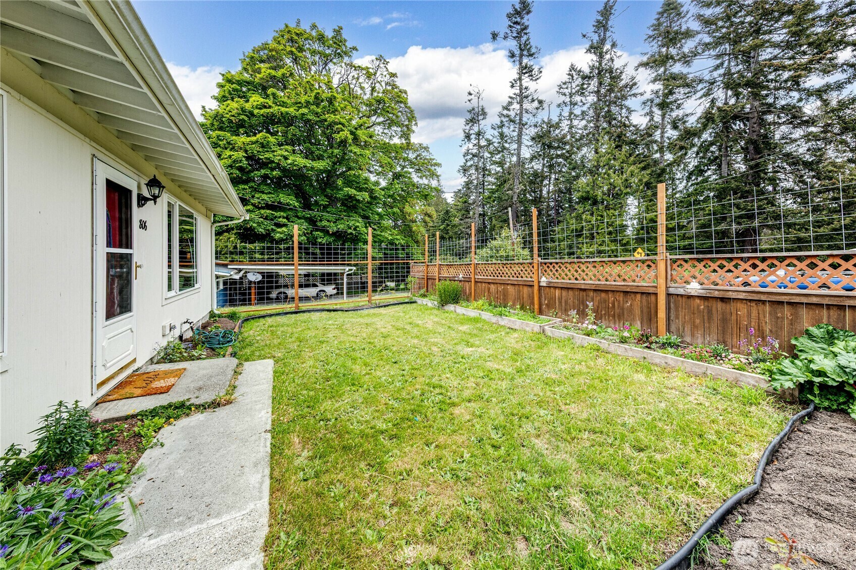 Property Photo: 806 N Larch Avenue WA 98362