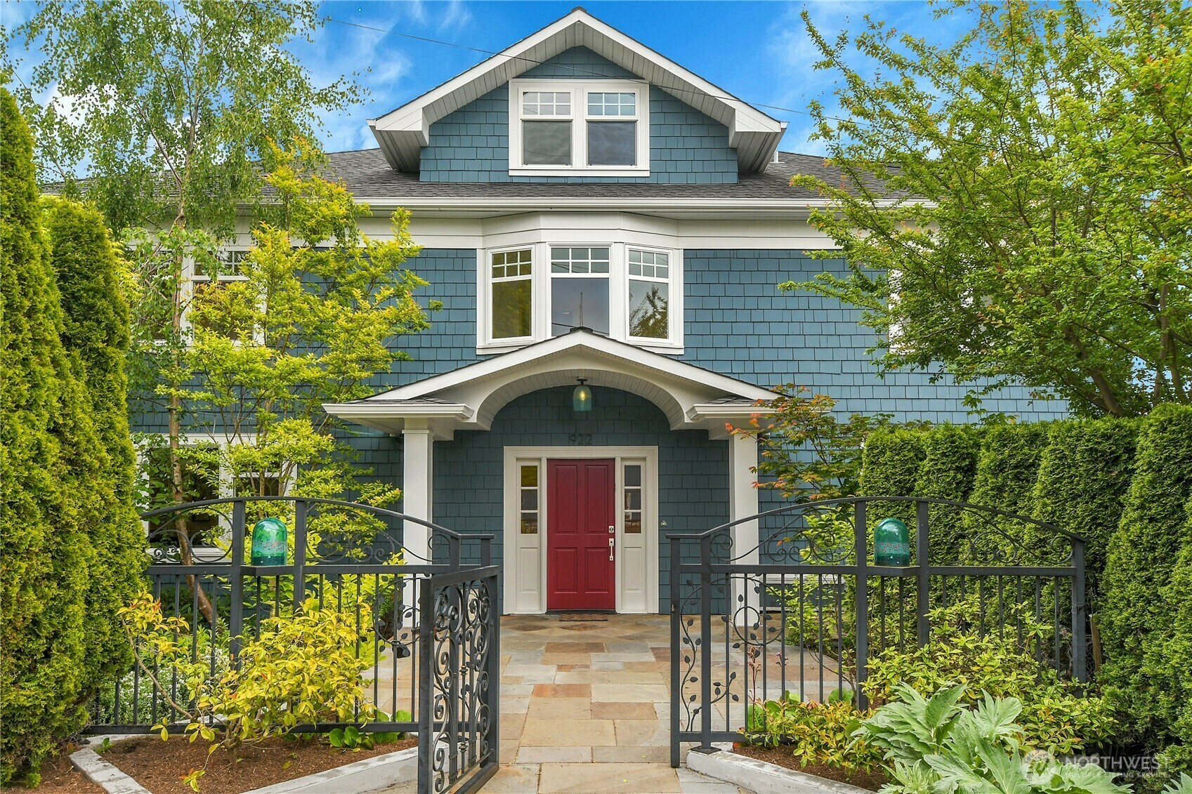 922  Nob Hill Avenue N  Seattle WA 98109 photo
