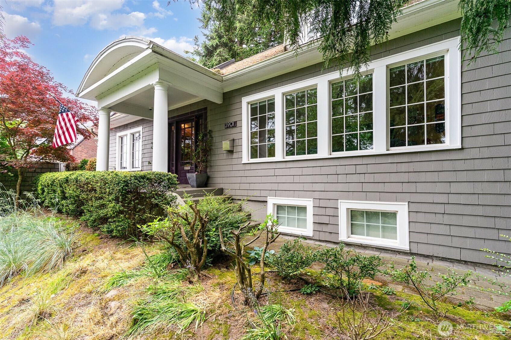 Property Photo: 3901 S Court Street WA 98144