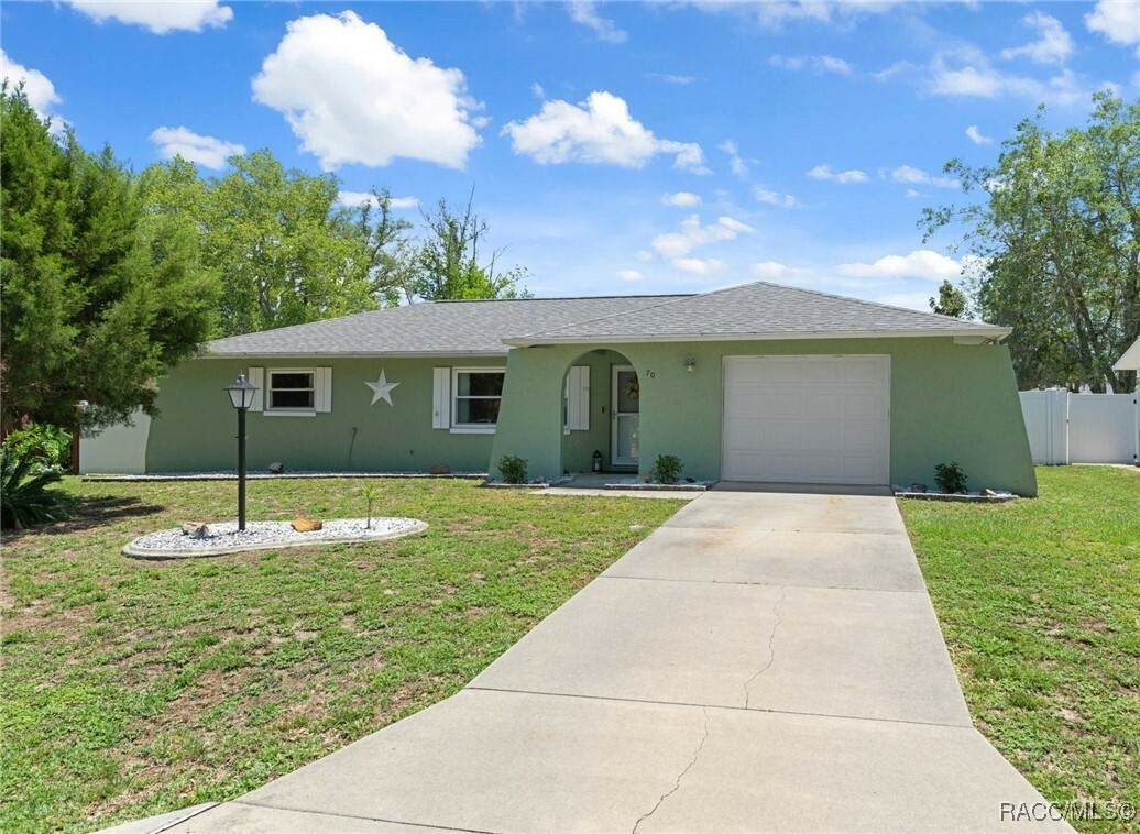 Property Photo: 70 W Casurina Place FL 34465