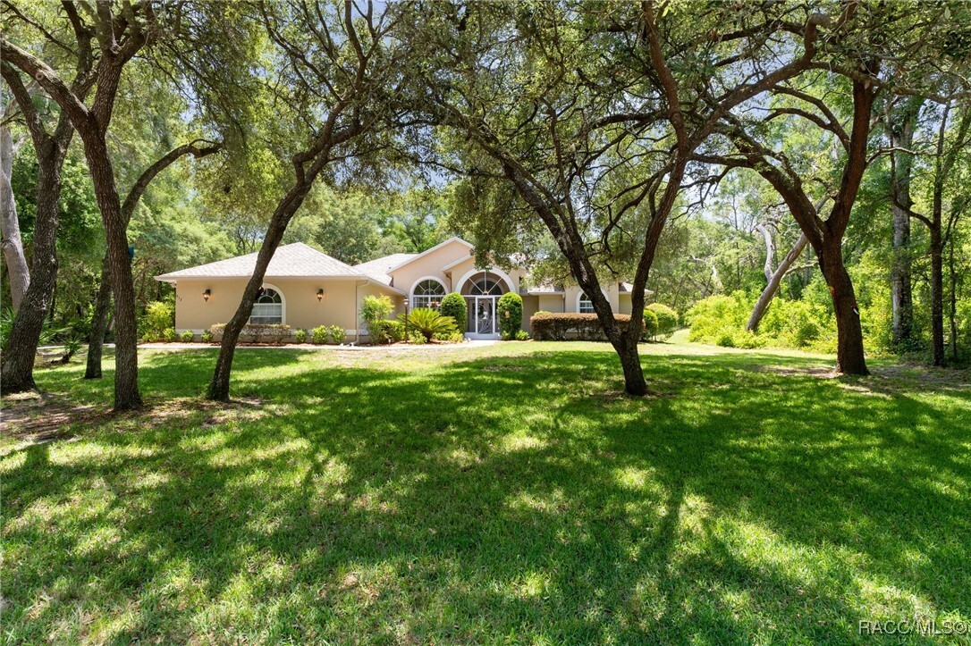 Property Photo:  952 E Whitecloud Lane  FL 34442 