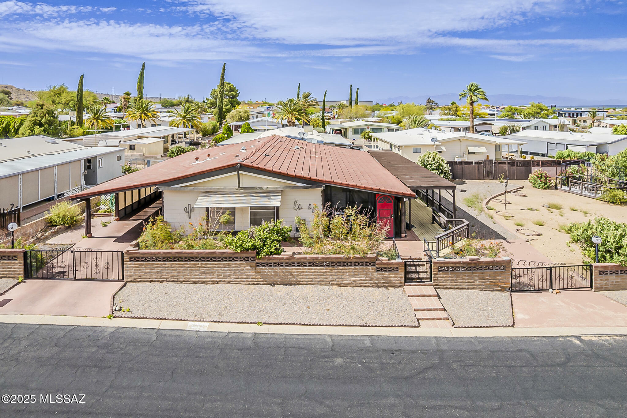 Property Photo: 272 W Cumaro Drive AZ 85614