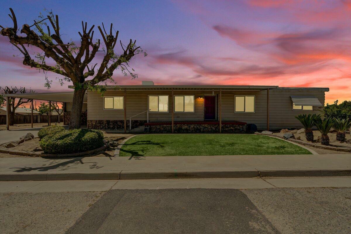 Property Photo: 1231 N Howland Street CA 93257
