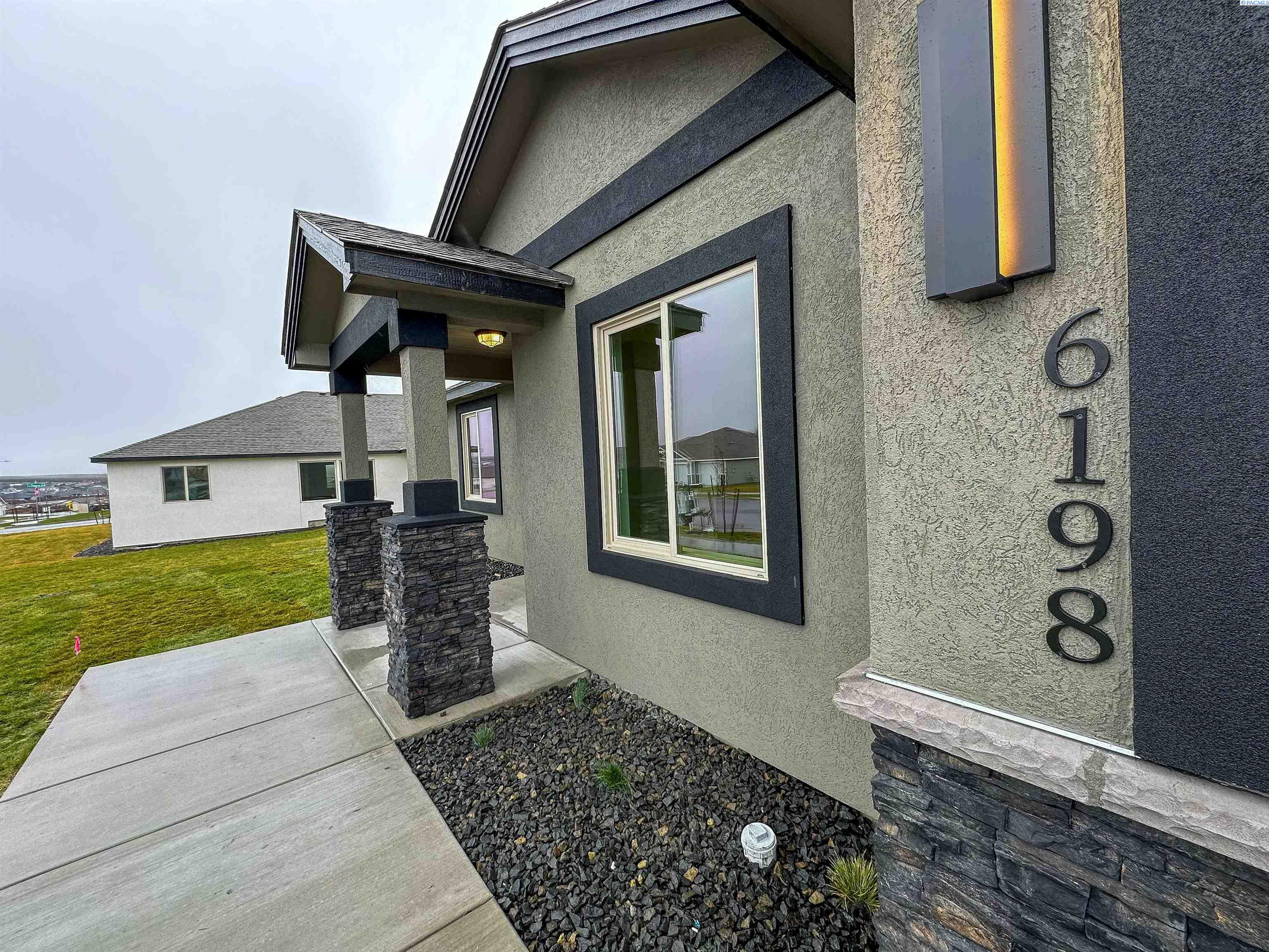 Property Photo: 6198 W 30th Pl WA 99338