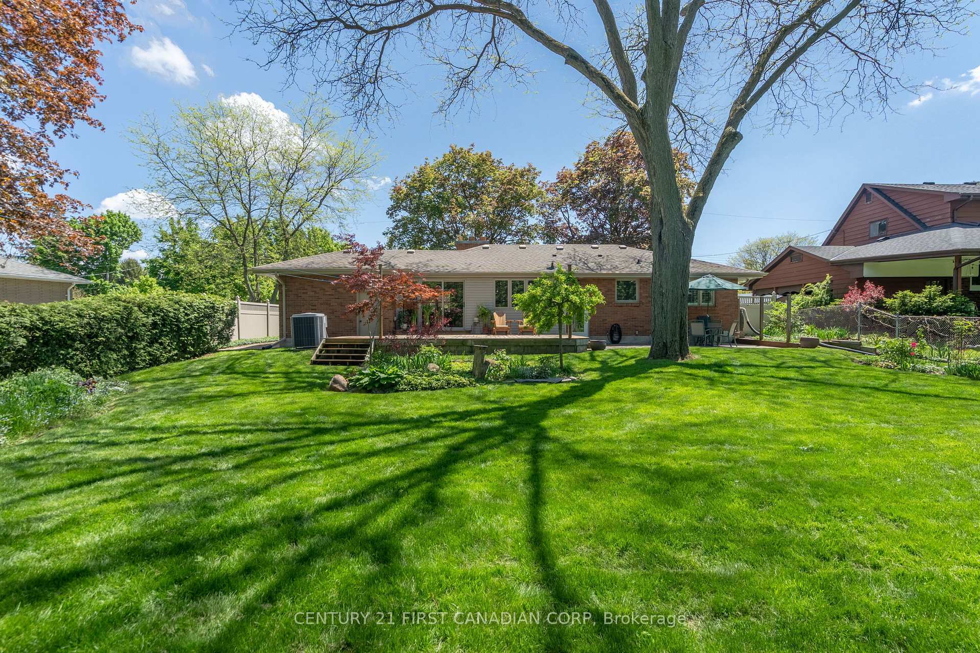 Property Photo: 631 Oakridge Drive E ON N6H 3G3