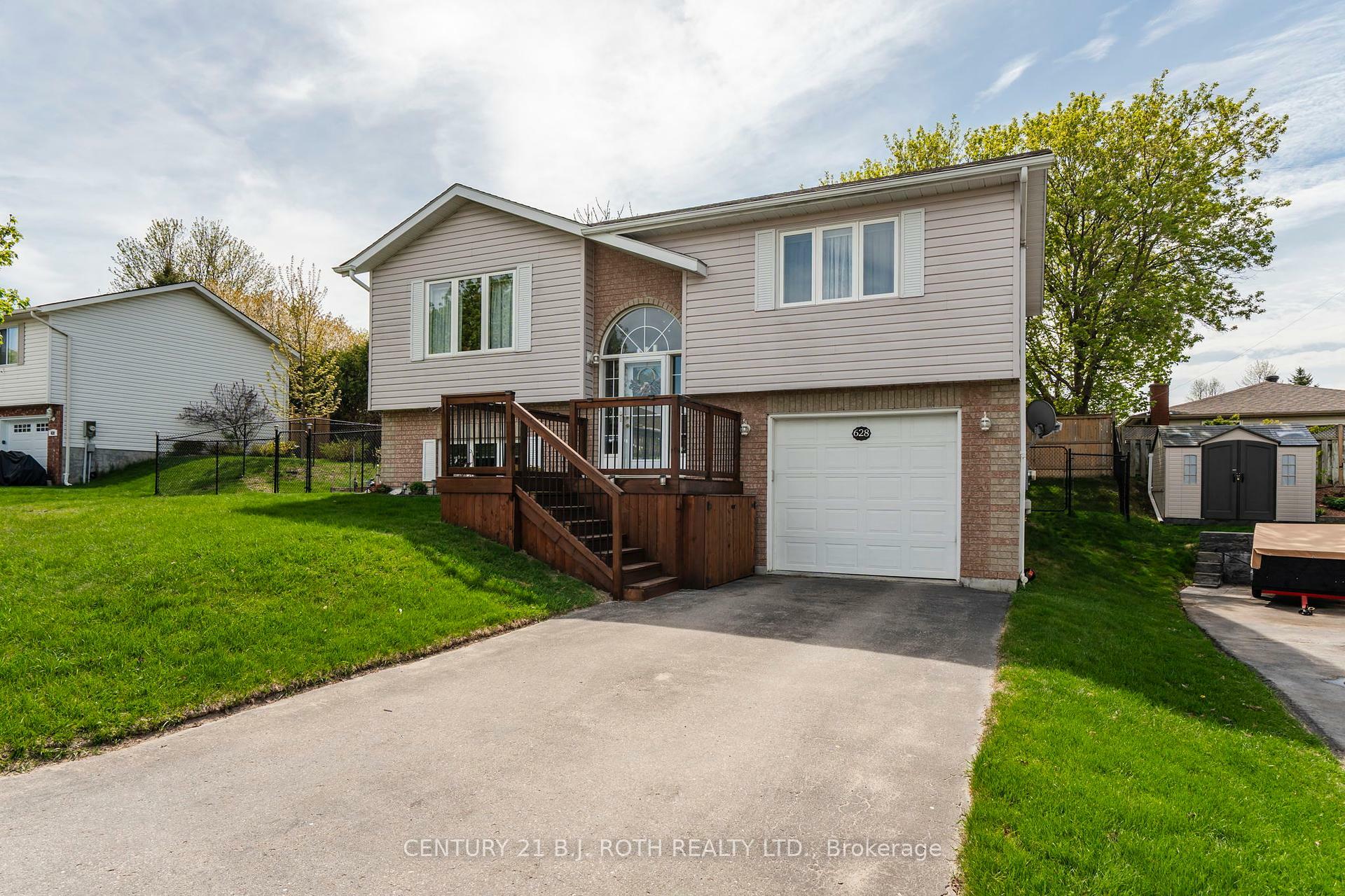 Property Photo: 628 Wayne Crescent ON L4R 5E2