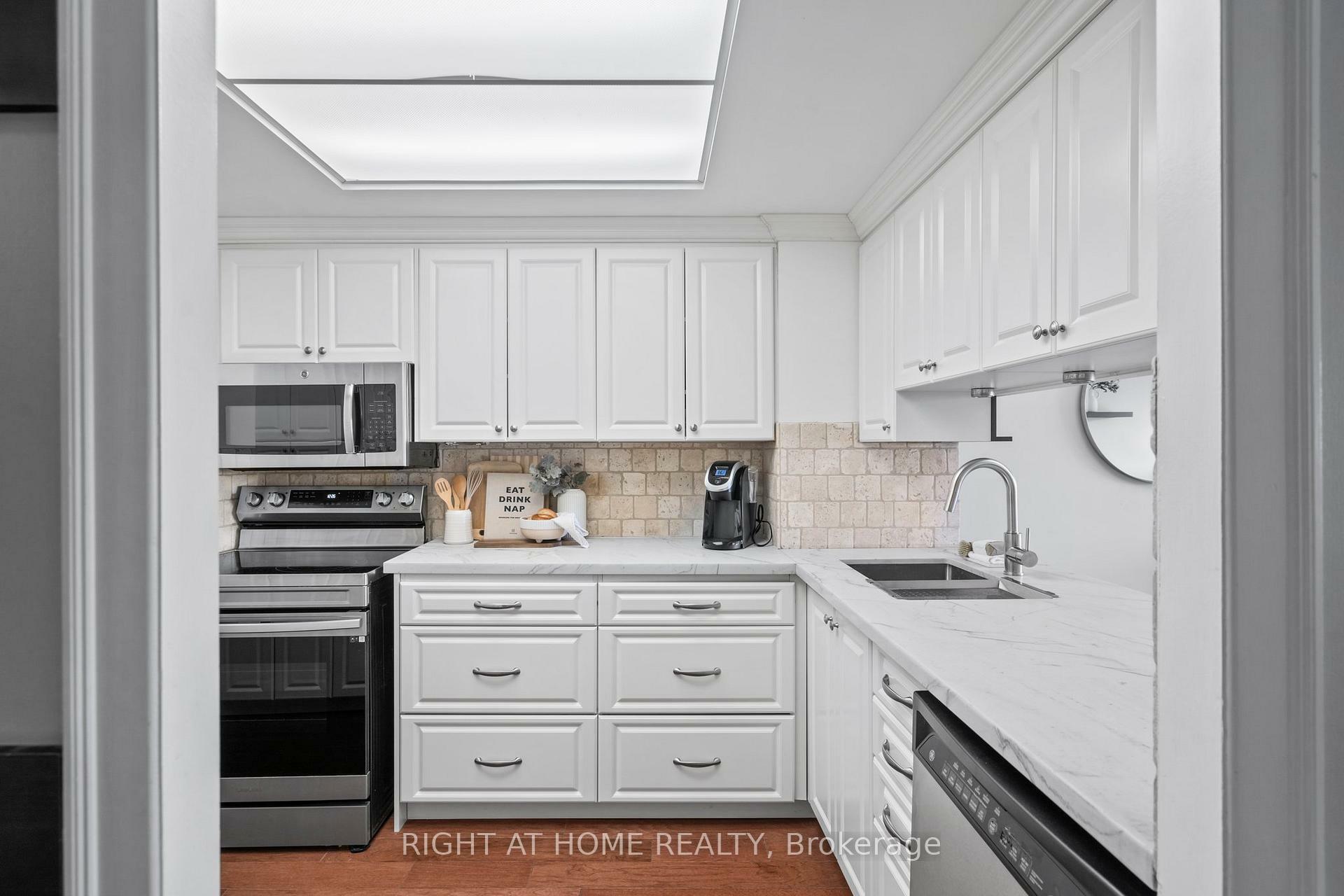 Property Photo: 712 Rossland Road E 415 ON L1N 9E8