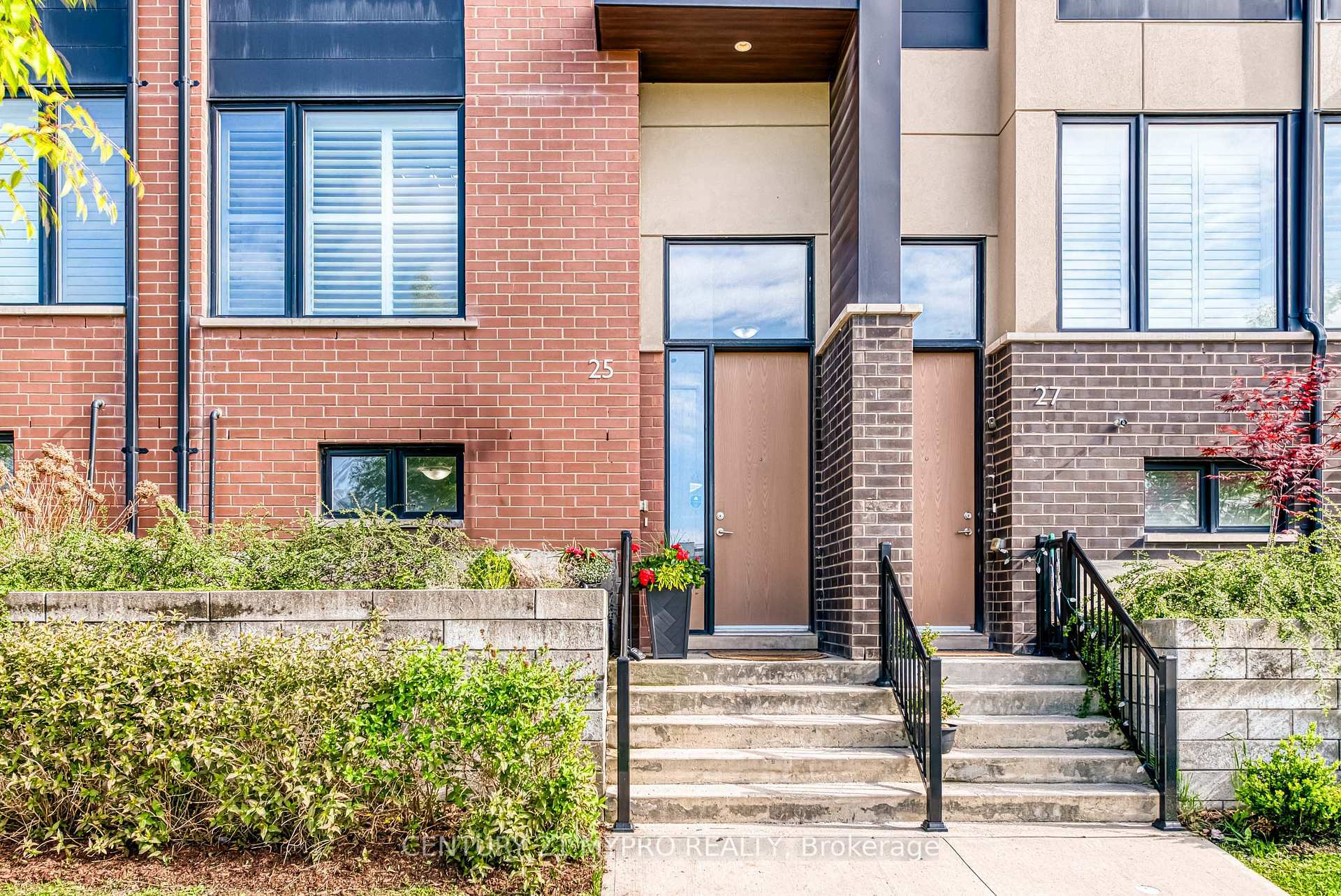 Property Photo: 25 Locust Lodge Gardens ON M3K 0A9