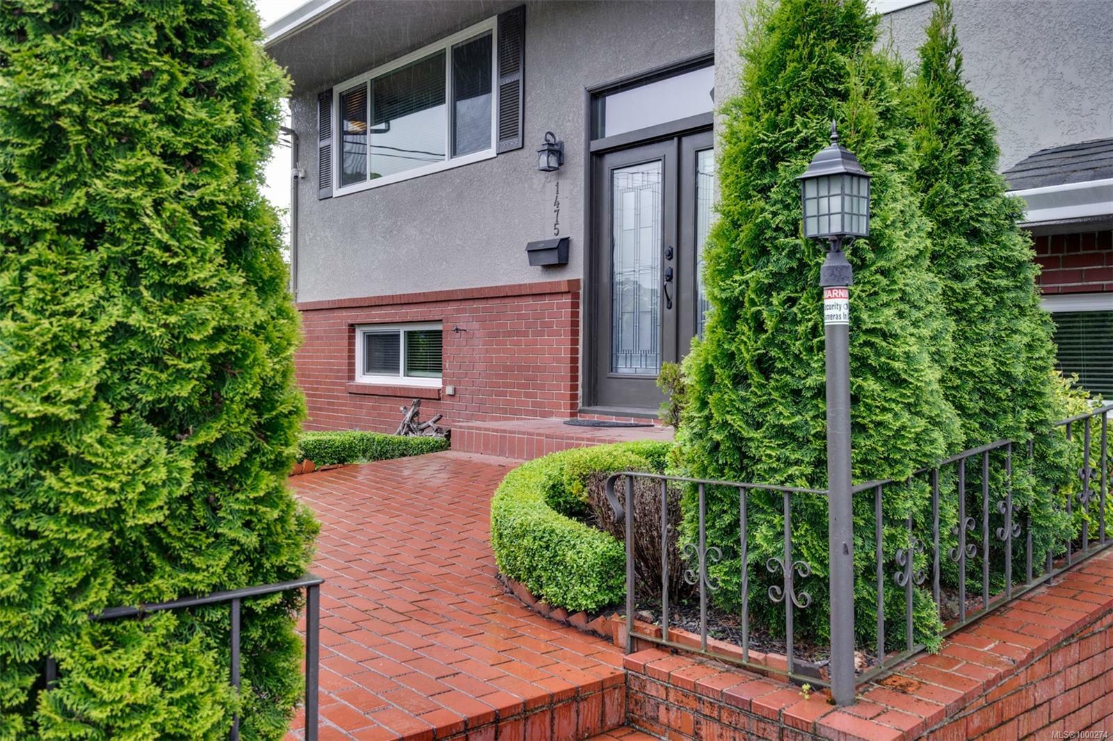 Property Photo: 1475 Hamilton Rd BC V8R 2Y2