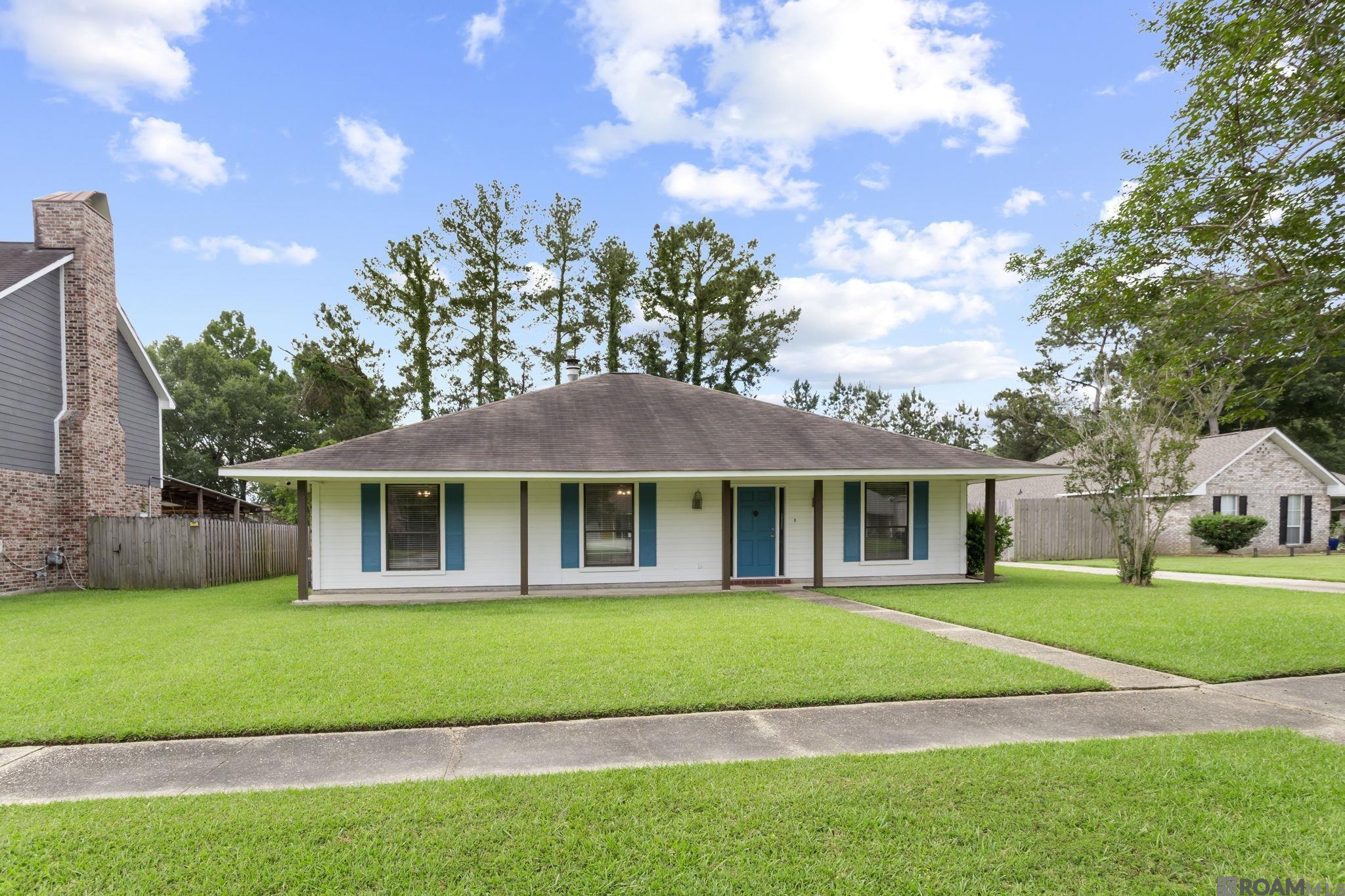 Property Photo: 15338 Waywood Ave LA 70816