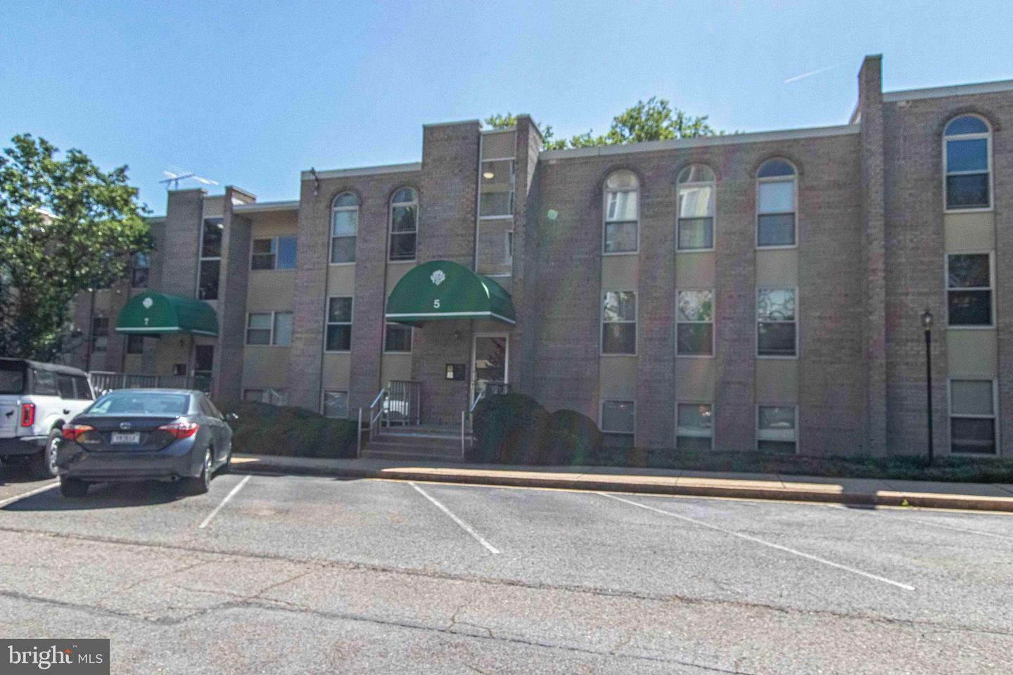 Property Photo: 5 Canterbury Square 201 VA 22304