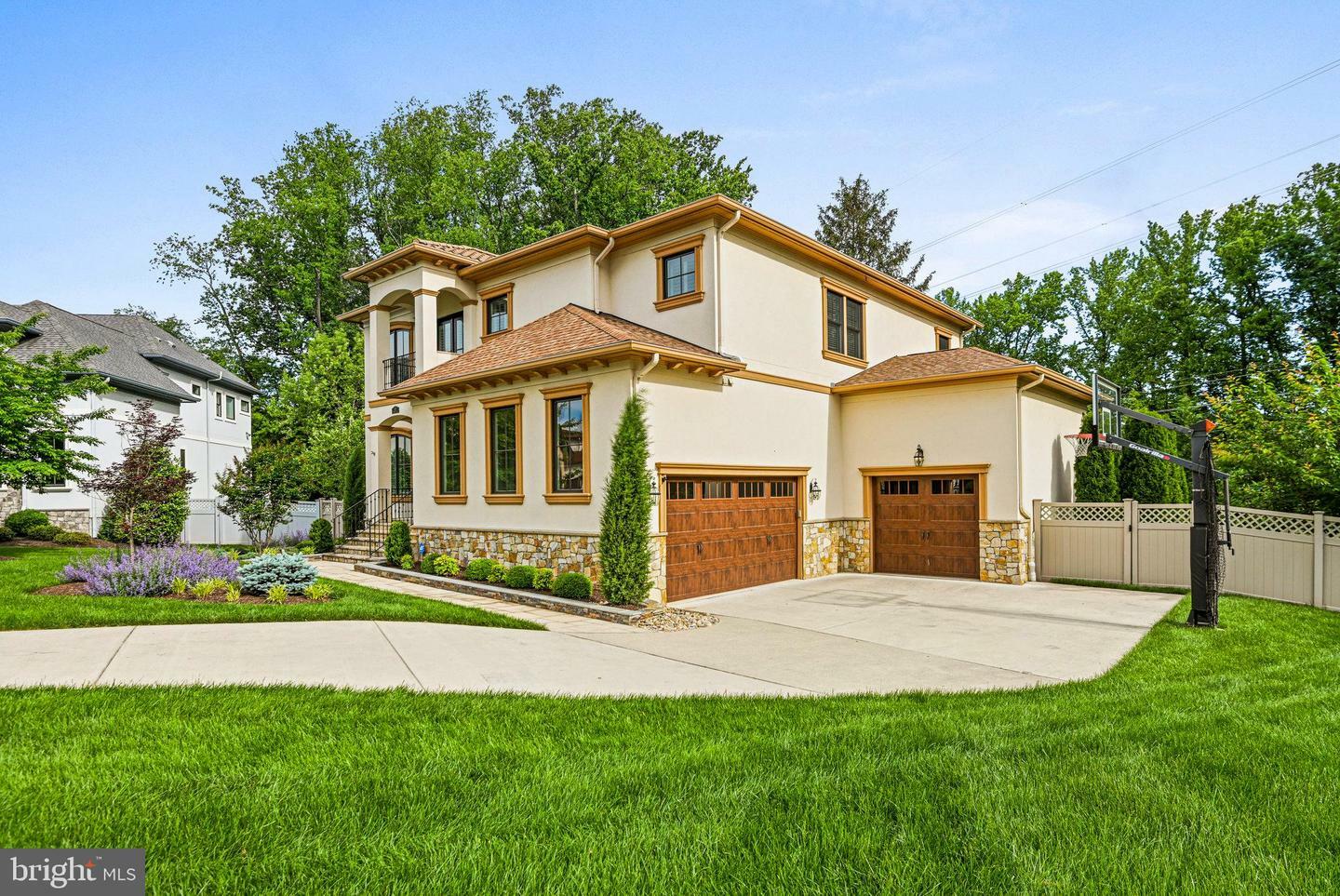 Property Photo: 920 Ninovan Road SE VA 22180