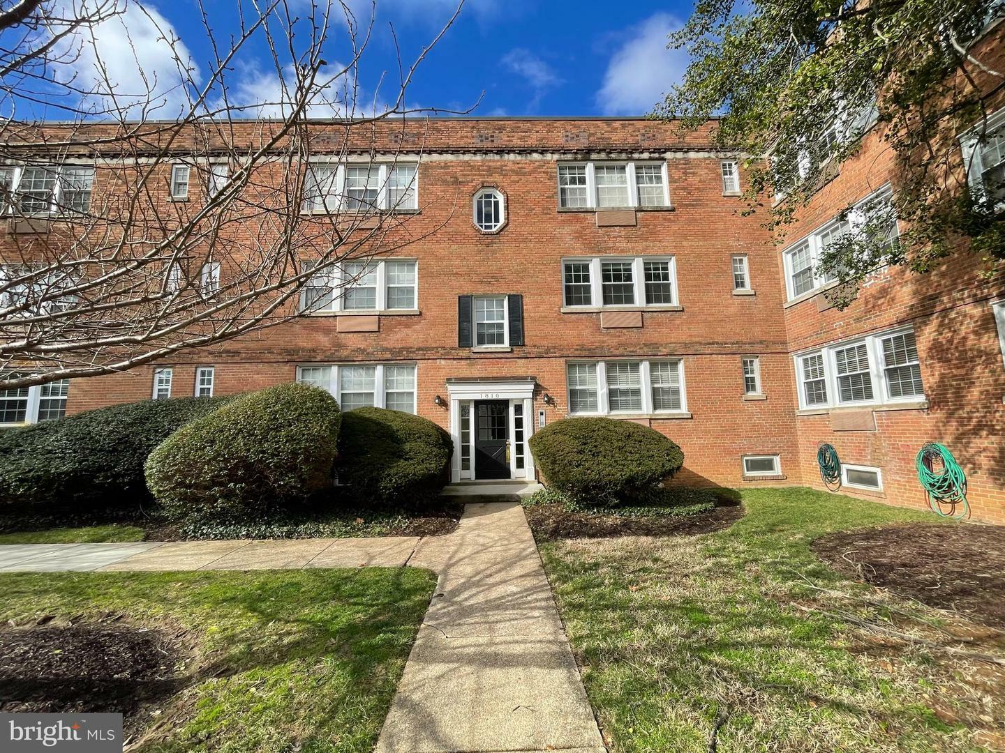 Property Photo: 1810 W Abingdon Drive W 101 VA 22314