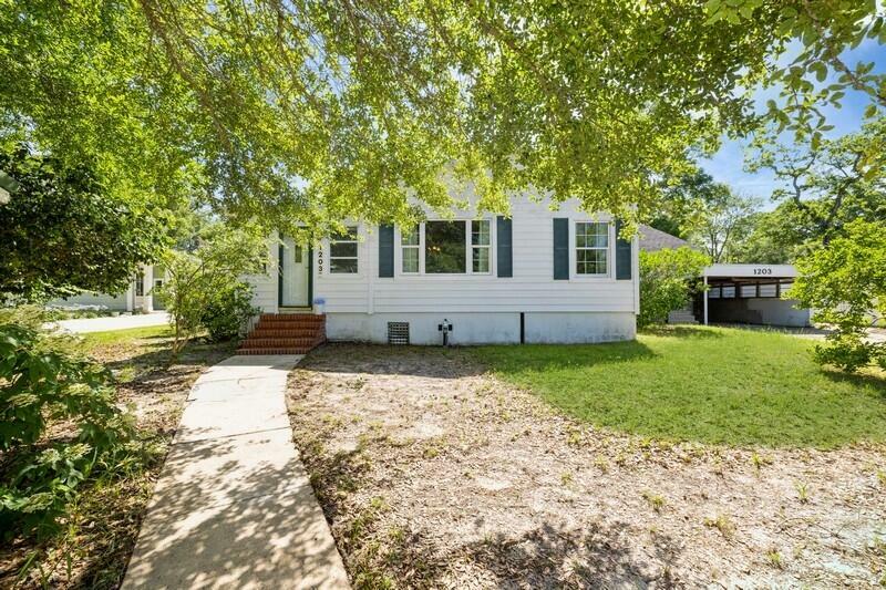 Property Photo: 1203 N Bayshore Drive FL 32580