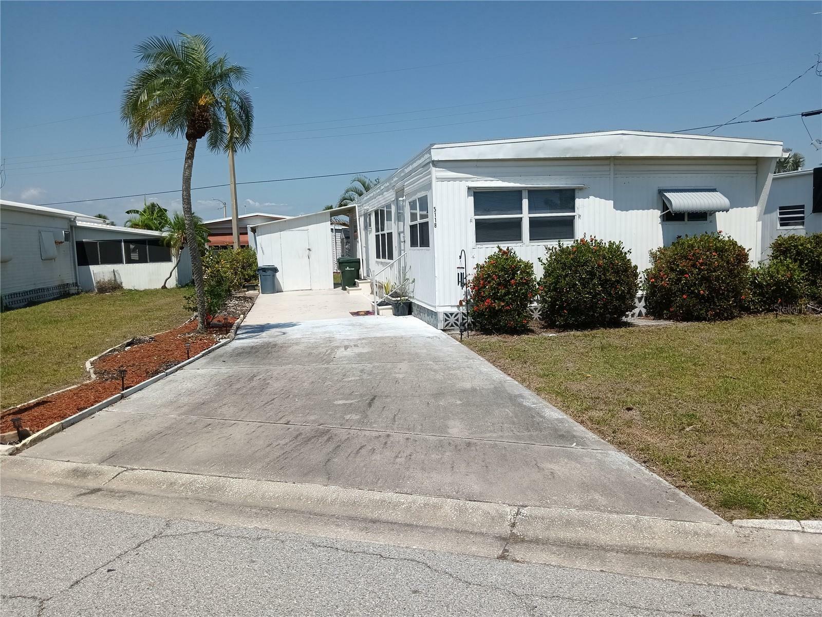 Property Photo: 5118 Oakland Hills Avenue FL 34234