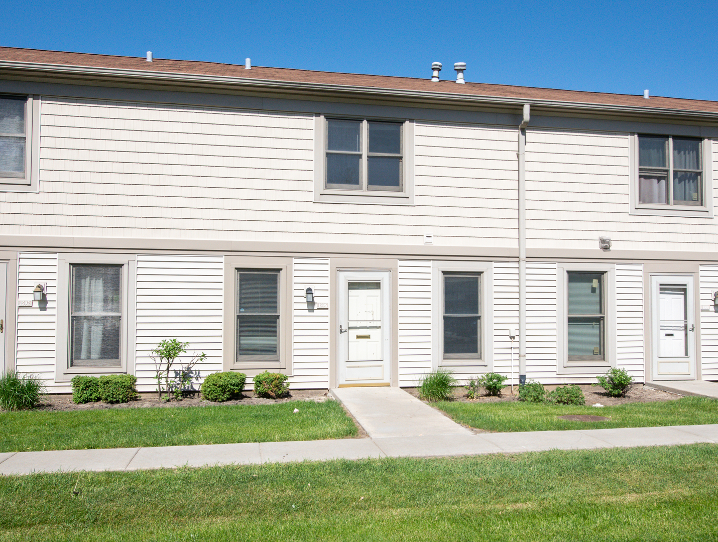 Property Photo: 1596 N Manchester Drive 1596 IL 60169