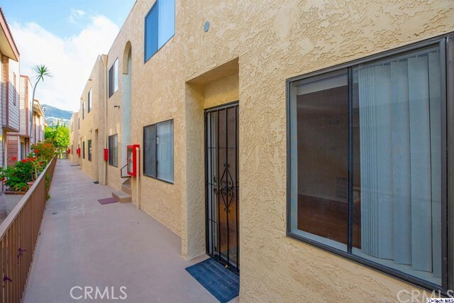 Property Photo: 330 Cameron Place 4 CA 91207