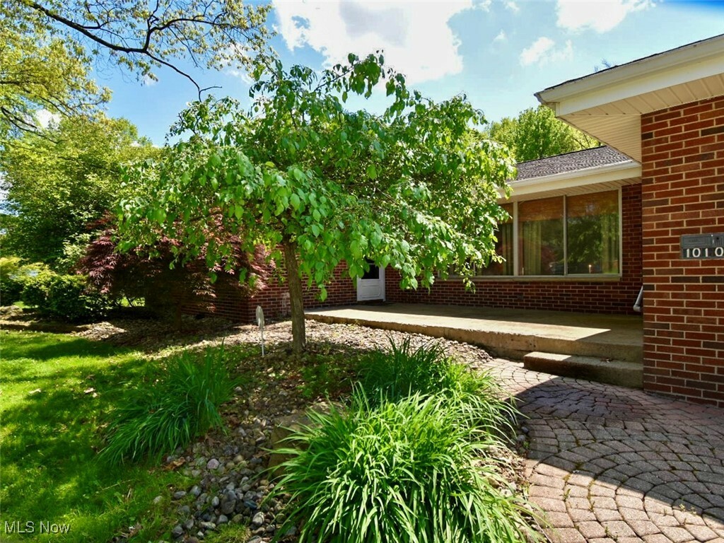 Property Photo: 1010 Park Circle OH 44420