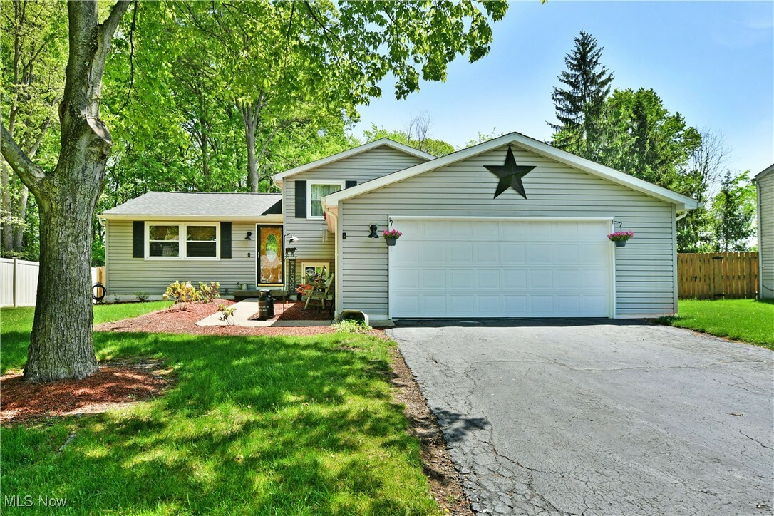 1317 Cedarwood Drive  Mineral Ridge OH 44440 photo