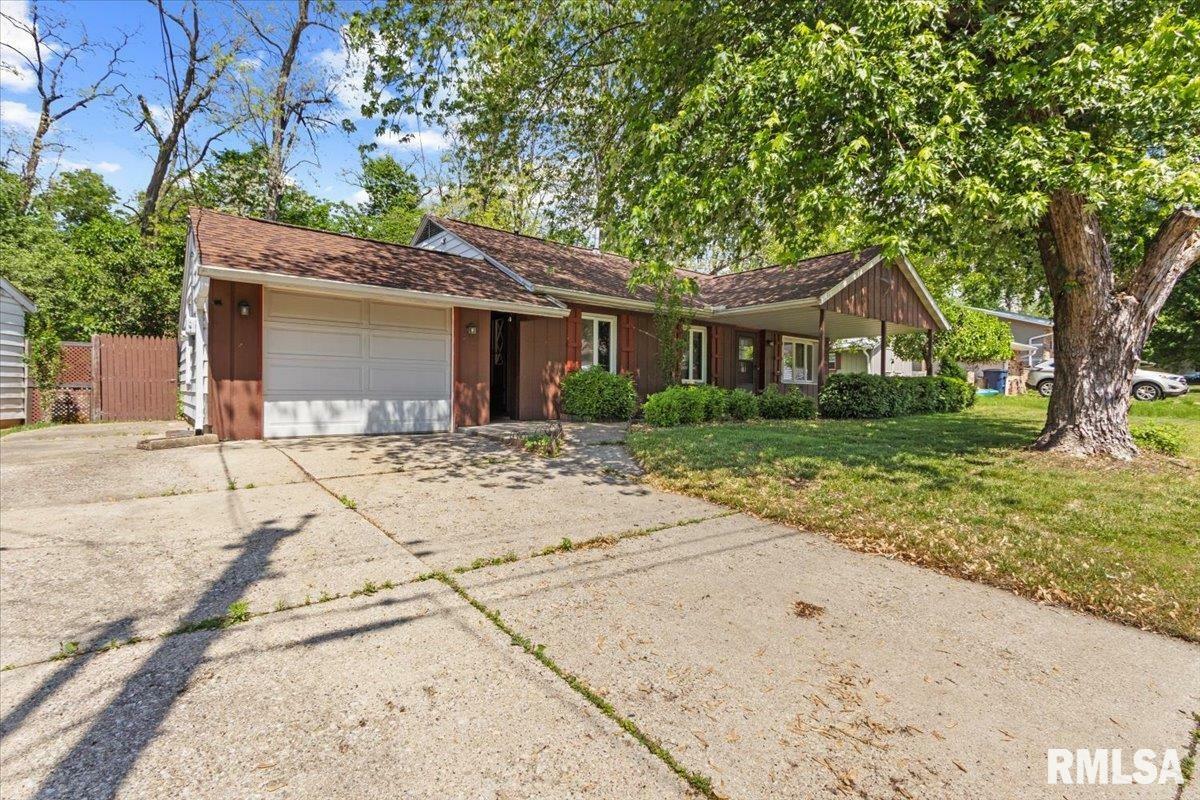 Property Photo: 105 Beloit Road IL 61554