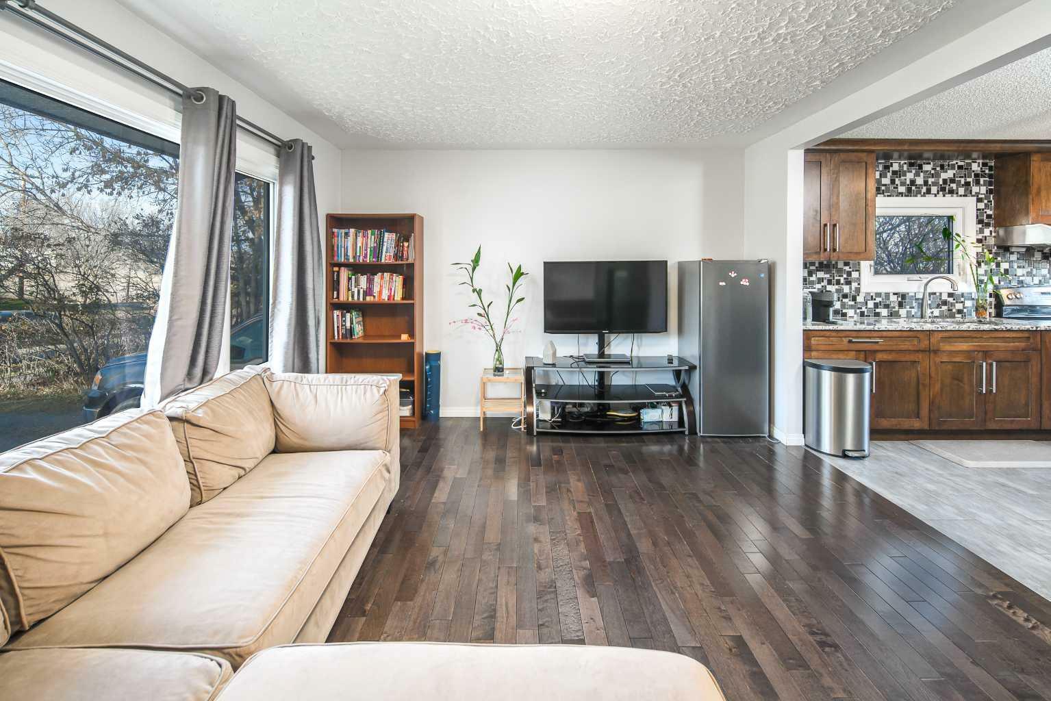 Property Photo: 5424 Thorncliffe Drive NW AB T2K 2Z5
