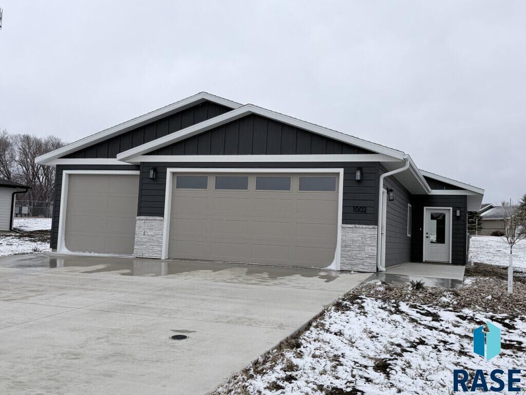 Property Photo:  1002 S 6th Ave  IA 51246 