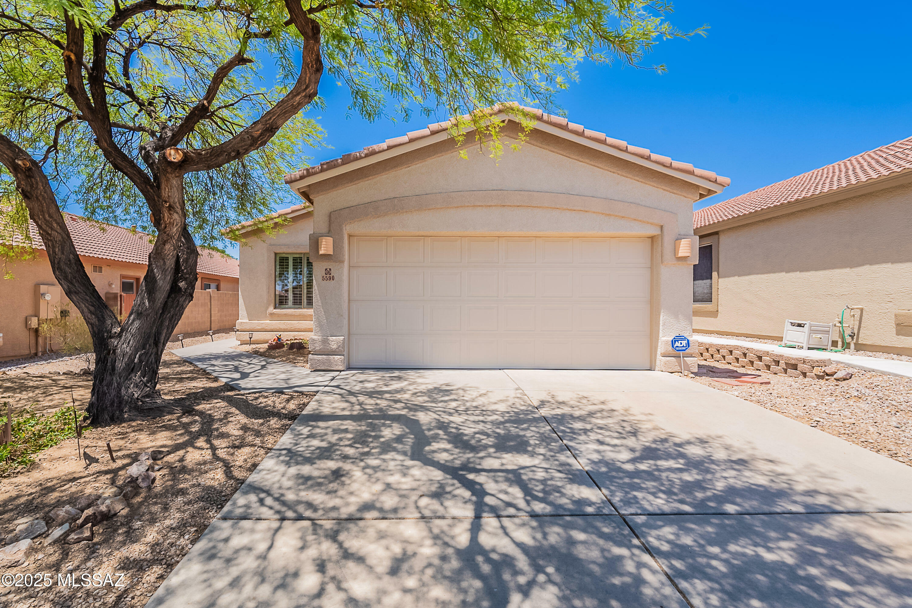 Property Photo: 5590 W Acacia Blossom Place AZ 85658