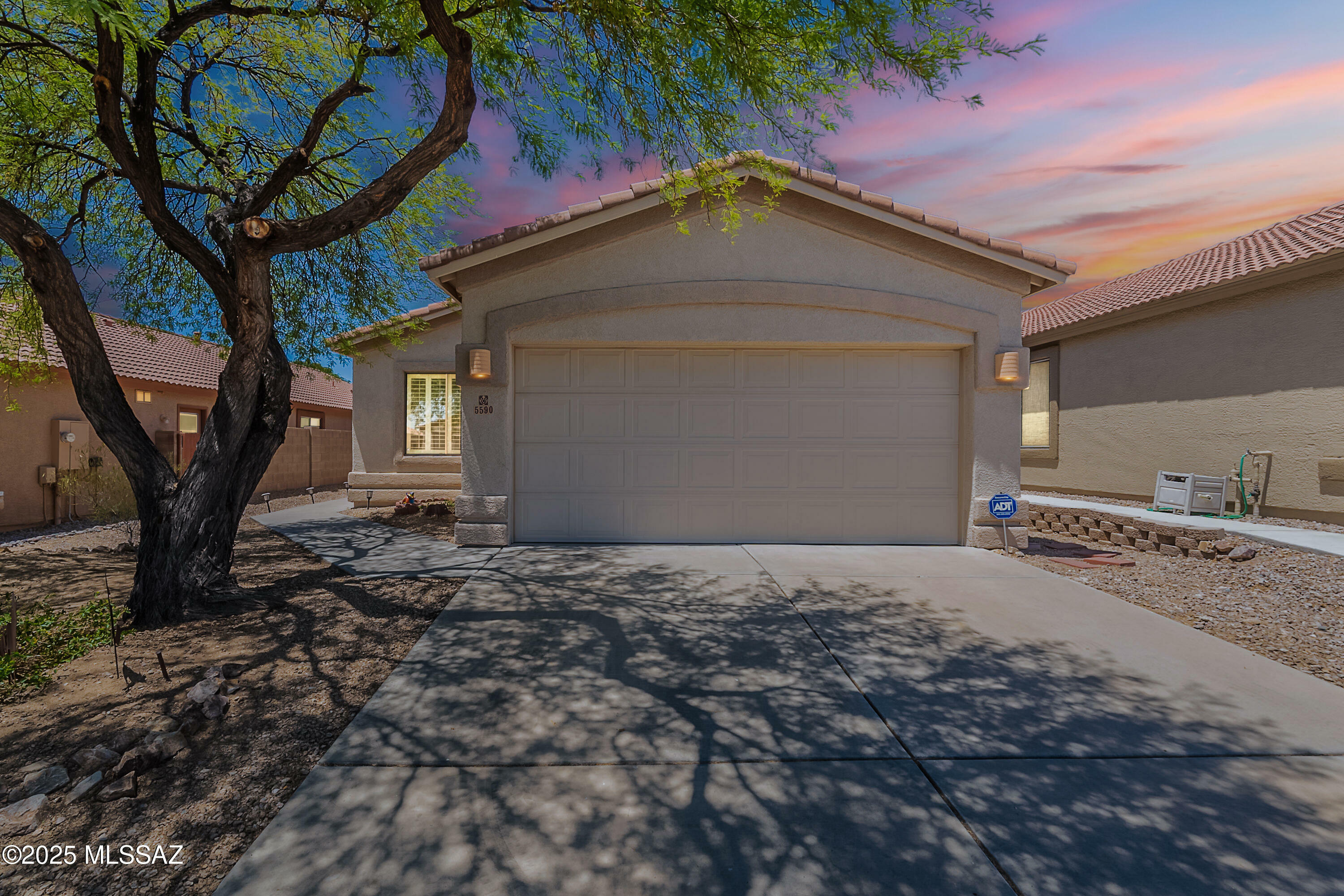 Property Photo: 5590 W Acacia Blossom Place AZ 85658