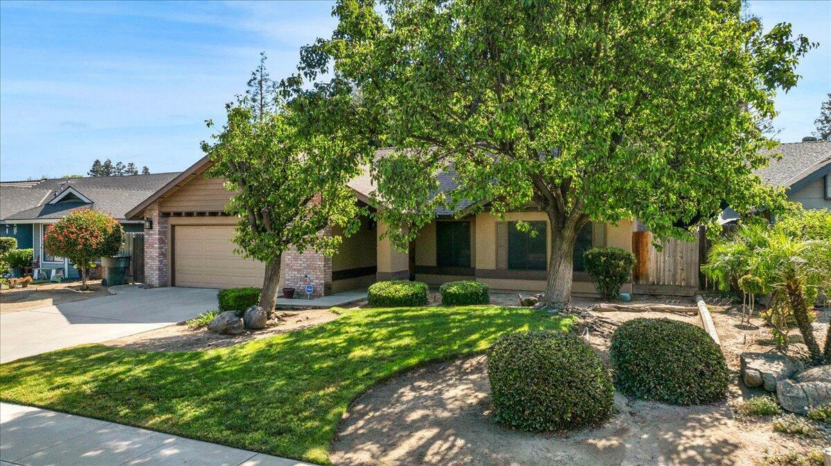 Property Photo:  1018 N Chinowth Street  CA 93291 
